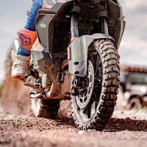אופנוע KTM בנסיעה במהירות בשטח עם צמיגי שטח גדולים ואגרסיביים